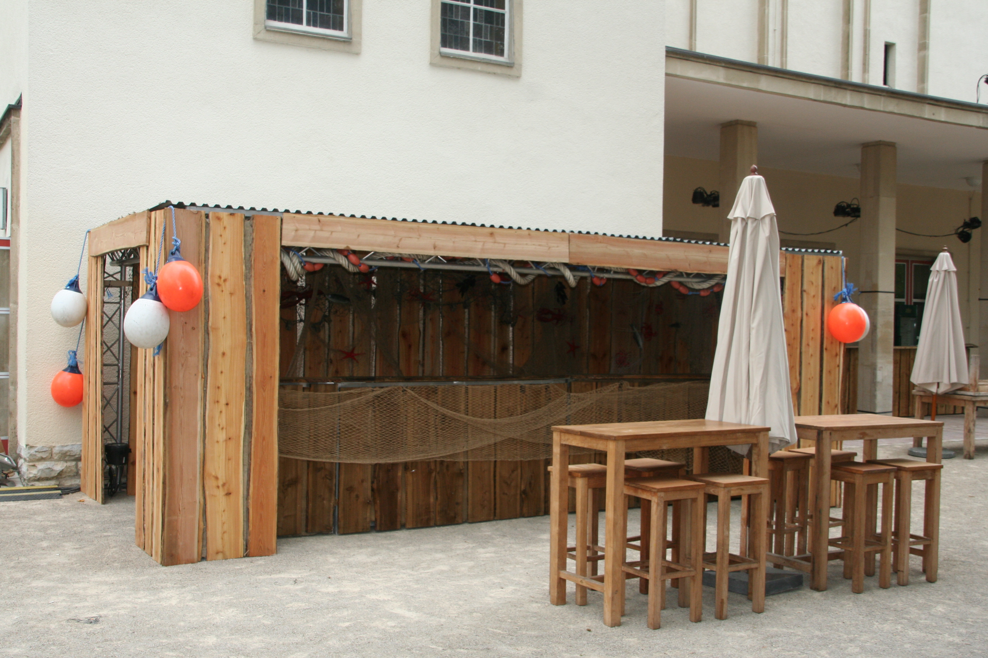 Grillstand 3 x 6m mit Blechdach und Ausgabetheken